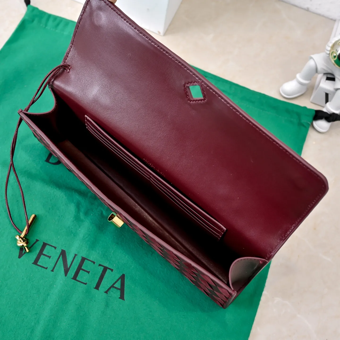 Batch 1360 #Bv New Deerskin Clutch 🎈 The deerskin brown bag with extra points for autumn and winter is so beautiful~🍂 Made of classic woven sheepskin and deerskin, it looks like Maillard for autumn and winter🤎 It can be held by hand, carried by hand or carried under the arm. The metal knot embellishment exudes temperament and nobility~ , equipped with a zipper compartment inside, it is a good companion for your daily life🧑‍❤️‍💋‍🧑, whether you are walking on the red carpet or attending a dinner, it will add a unique charm to you💞 Model: 741511 Size: 31x13x3